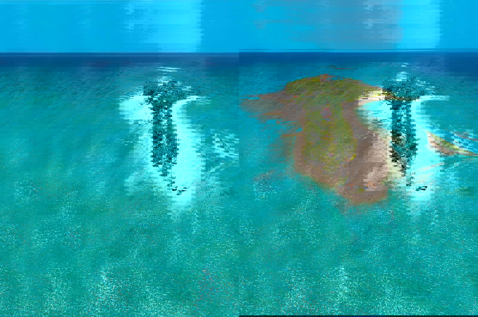 Vy över ö i smaragdgrönt hav