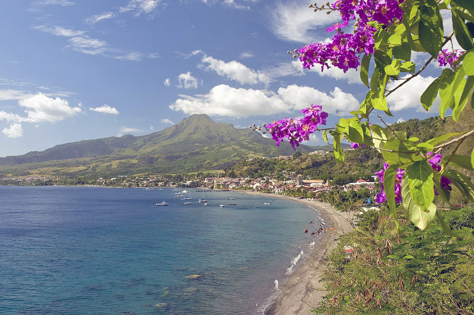 Strand med bergstopp i bakgrunden