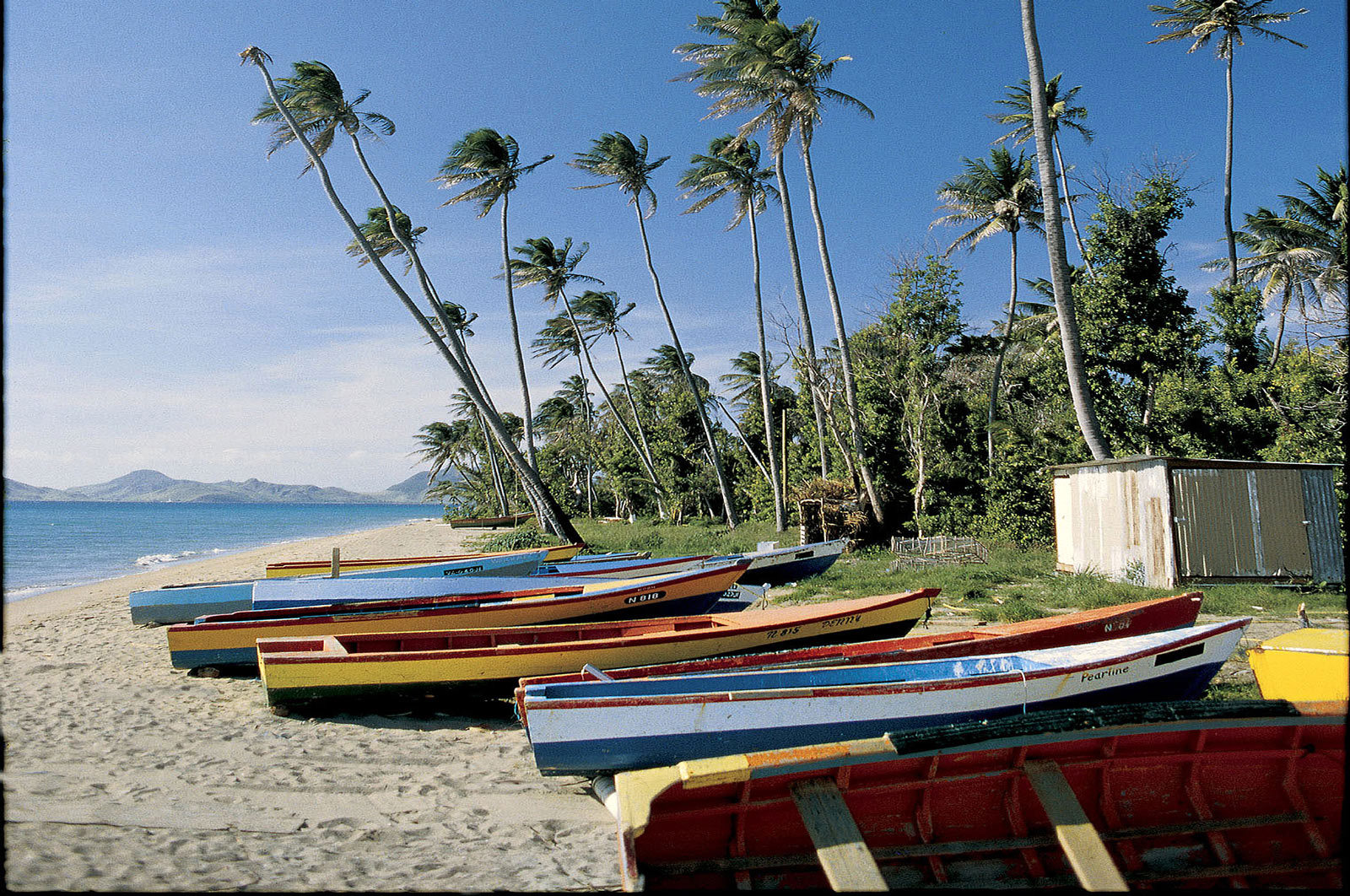 Små fiskebåtar liggandes på strand