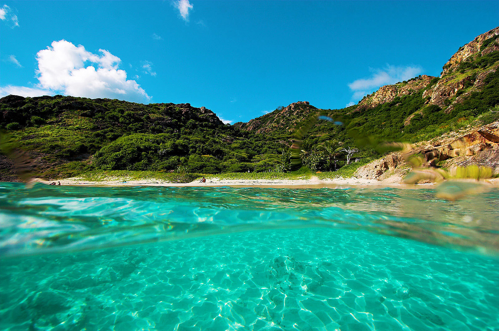 Genomskinligt turkost vatten