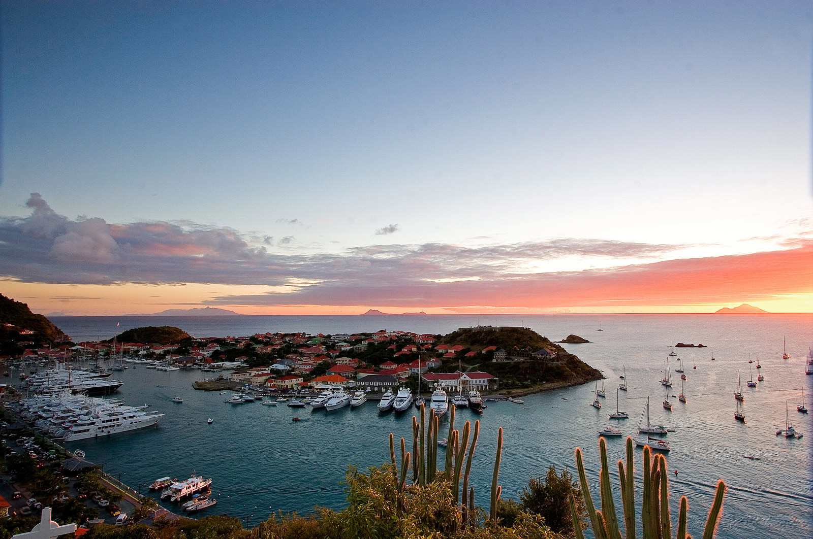 Solnedgång över karibisk ö