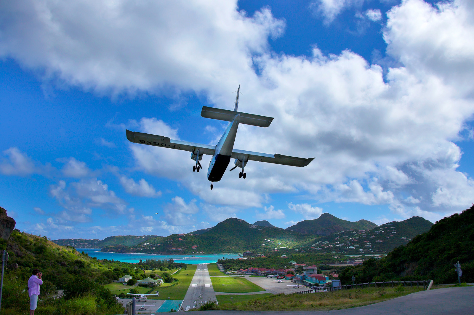 Litet flygplan som ska landa