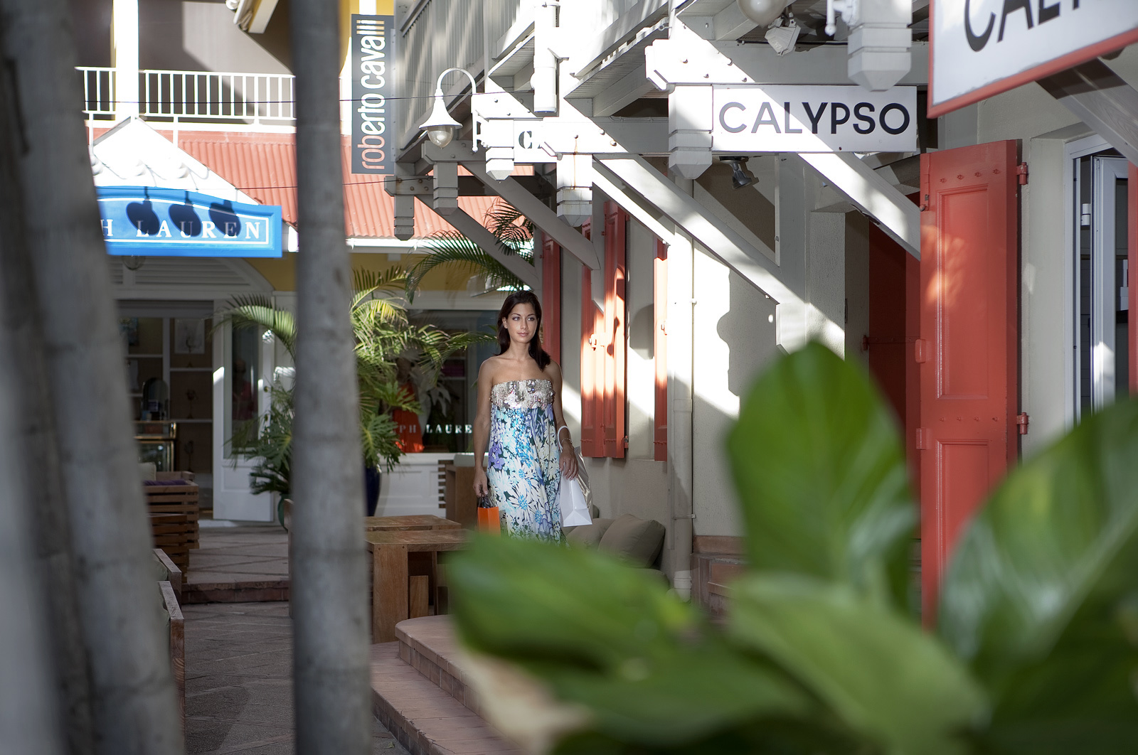 Kvinna som går på en gata